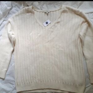 Gap Women's Cream V-Neck Sweater Size XL New With Tag